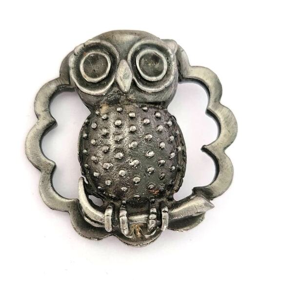 Vintage Pewter Metallic Owl On A Perch Scalloped Circle Big Eyes Brooch Unsigned - Picture 1 of 7